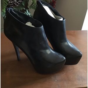 Steve Madden nearly new boot style shoes.